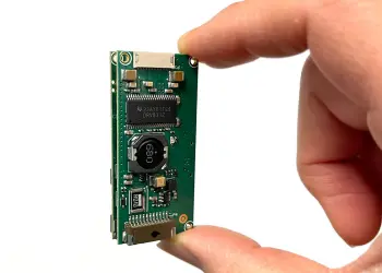 VLCI-R3-controller-with-fingers